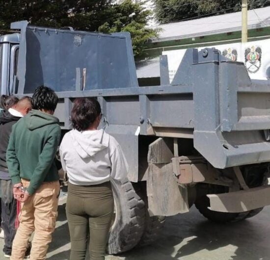 Sujetos irrumpen con gas lacrimógeno en planta de estaño y maniatán a dos mineros en Bolivia