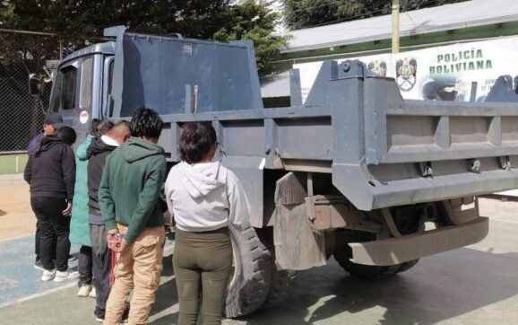 Sujetos irrumpen con gas lacrimógeno en planta de estaño y maniatán a dos mineros en Bolivia