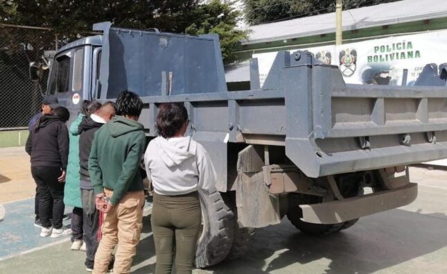 Sujetos irrumpen con gas lacrimógeno en planta de estaño y maniatán a dos mineros en Bolivia