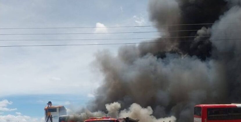 Bomberos de Oruro controlan incendio cerca de la nueva terminal de buses