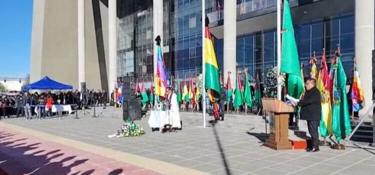 El Alto inicia actos del aniversario con misa e iza de banderas a media asta
