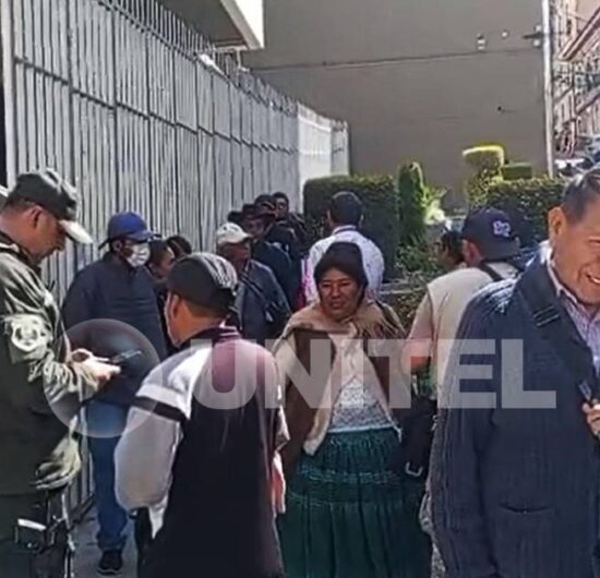 Ciudadanos forman fila en Banco Central para cambiar billetes de la serie B