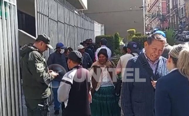 Ciudadanos forman fila en Banco Central para cambiar billetes de la serie B