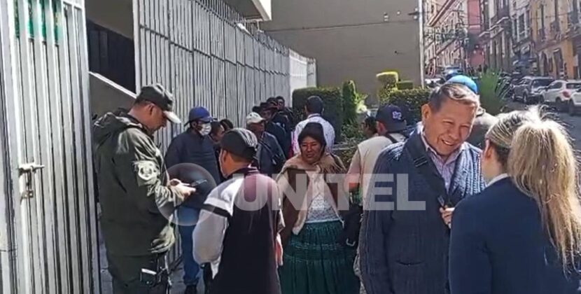 Ciudadanos forman fila en Banco Central para cambiar billetes de la serie B