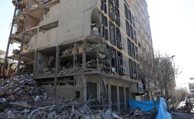 Atacan embajada de Estados Unidos en Riad y bombardean Beirut en conflicto de Irán