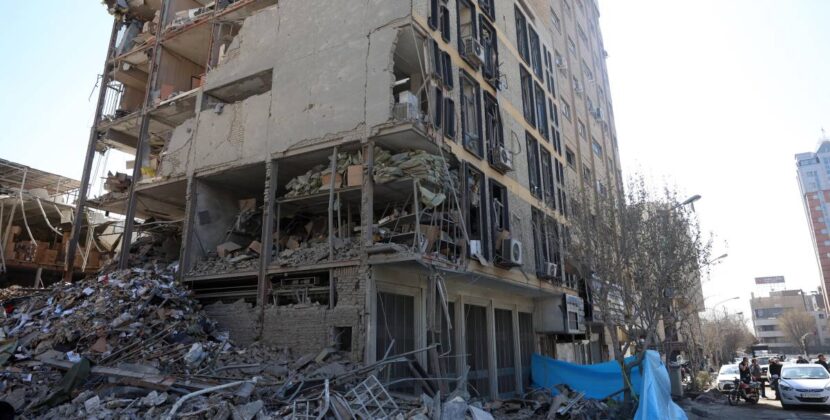 Atacan embajada de Estados Unidos en Riad y bombardean Beirut en conflicto de Irán