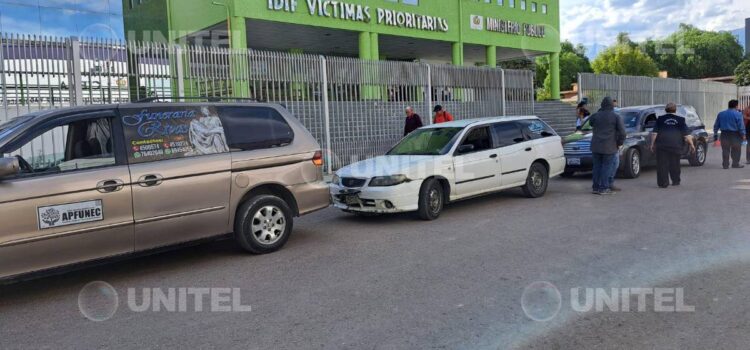 Sacaba traslada en caravana y ataúdes donados a cinco niños y su madre fallecidos