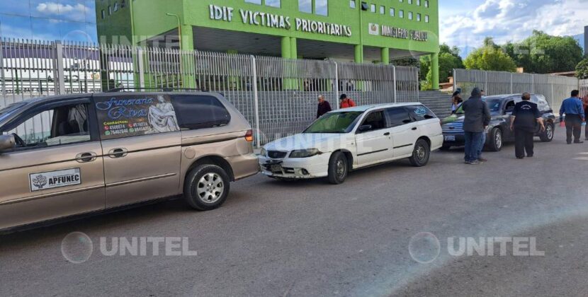 Sacaba traslada en caravana y ataúdes donados a cinco niños y su madre fallecidos