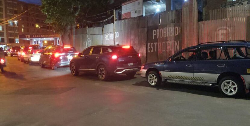 Choferes en La Paz y Santa Cruz denuncian filas de gasolina que superan dos horas