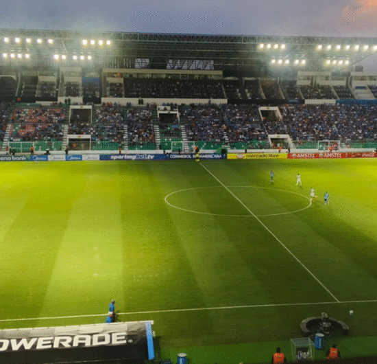 Club Oriente Petrolero anuncia retorno de luminarias en estadio Tahuichi pero partido se juega a oscuras