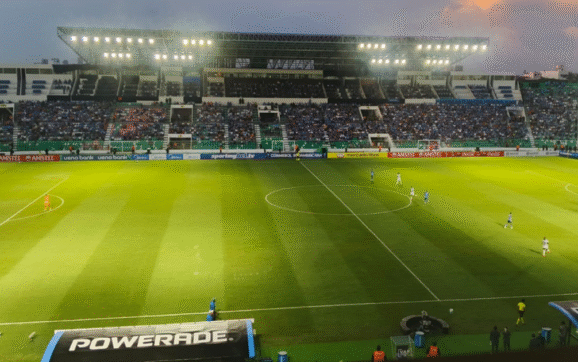Club Oriente Petrolero anuncia retorno de luminarias en estadio Tahuichi pero partido se juega a oscuras