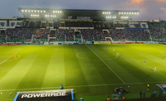 Club Oriente Petrolero anuncia retorno de luminarias en estadio Tahuichi pero partido se juega a oscuras