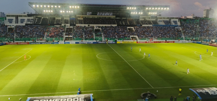 Club Oriente Petrolero anuncia retorno de luminarias en estadio Tahuichi pero partido se juega a oscuras