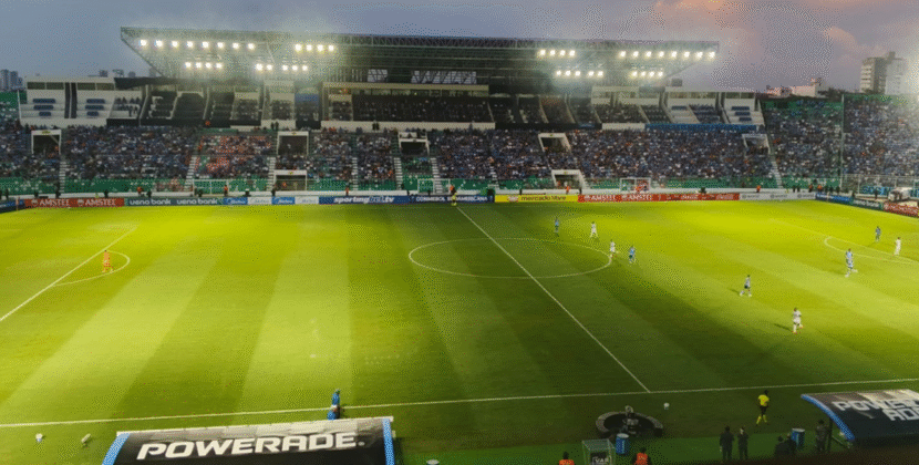 Club Oriente Petrolero anuncia retorno de luminarias en estadio Tahuichi pero partido se juega a oscuras