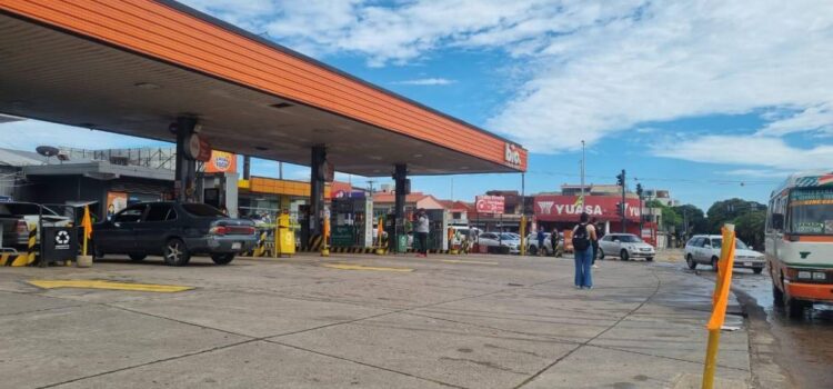Asosur Santa Cruz advierte que 90 por ciento de estaciones no recibe combustible