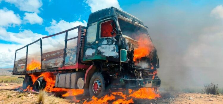 Aduana de La Paz quema camión con 20 toneladas de ropa usada confiscada