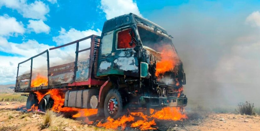 Aduana de La Paz quema camión con 20 toneladas de ropa usada confiscada