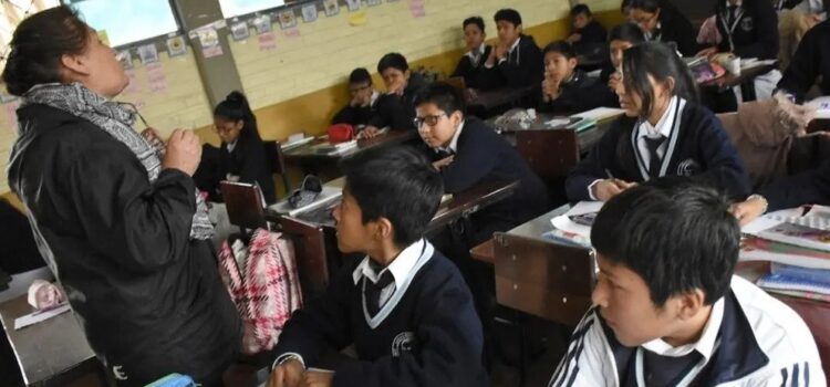 Trabajadores en salud en Bolivia logran bonovacunación con débito automático