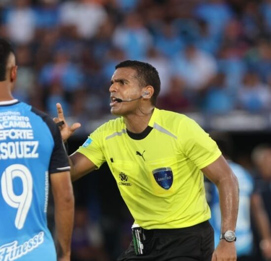 Árbitro Alexis Herrera anula tres goles a Blooming en partido decisivo de Santa Cruz