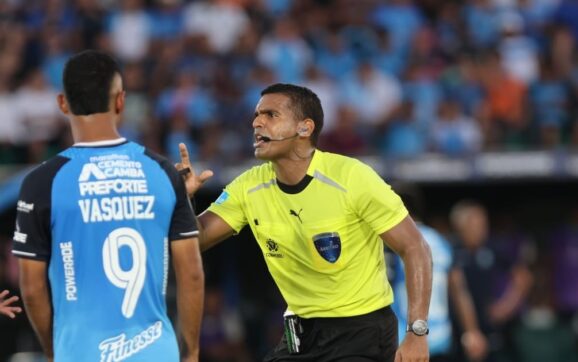 Árbitro Alexis Herrera anula tres goles a Blooming en partido decisivo de Santa Cruz