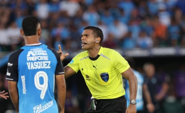 Árbitro Alexis Herrera anula tres goles a Blooming en partido decisivo de Santa Cruz