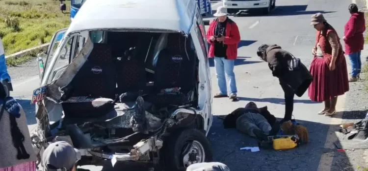 Choque entre minibuses en carretera a Achacachi deja dos heridos y moviliza a emergencias