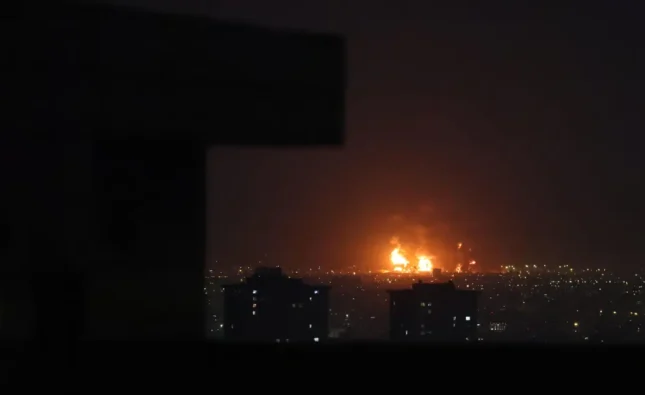 Israel bombardea depósitos de combustible en Irán y provoca incendio en Teherán