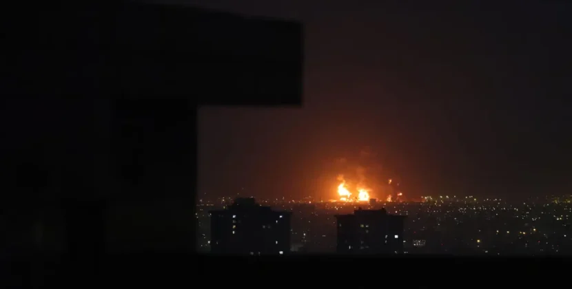 Israel bombardea depósitos de combustible en Irán y provoca incendio en Teherán