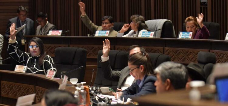 Ciudadanos en Sucre exigen a parlamentarios reducir sus sueldos en marcha y cabildo