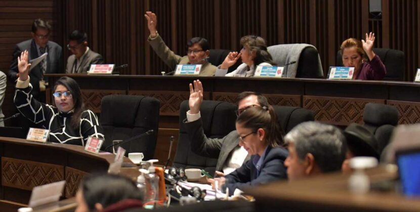 Ciudadanos en Sucre exigen a parlamentarios reducir sus sueldos en marcha y cabildo