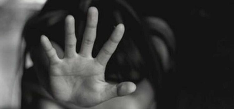 Policía de Santa Cruz busca a mujer acusada de envenenar y cortar muñecas a sus hijos