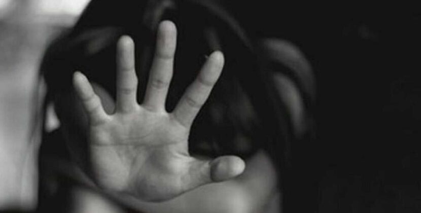 Policía de Santa Cruz busca a mujer acusada de envenenar y cortar muñecas a sus hijos