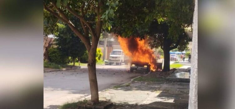 Santa Cruz revela incendio de vehículo que reduce auto a chatarra en vía pública