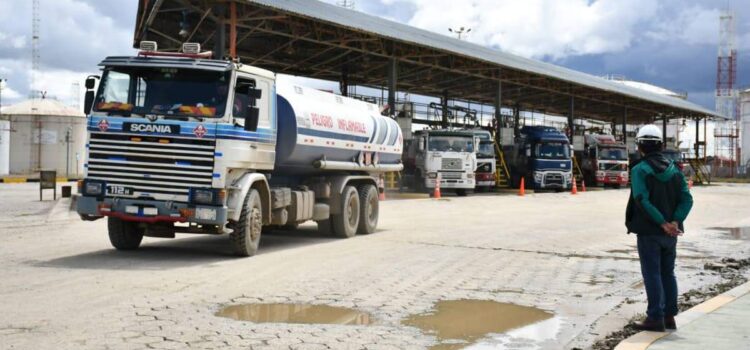 Economista advierte que alza del petróleo y dólar presiona finanzas del Gobierno