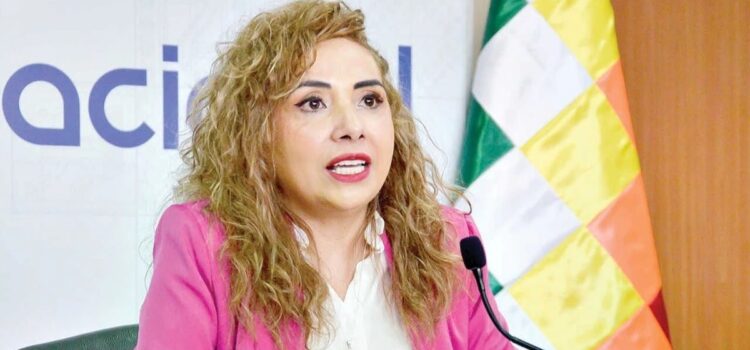 Autoridades activan alerta migratoria contra exjefa de Aduana por caso escáneres