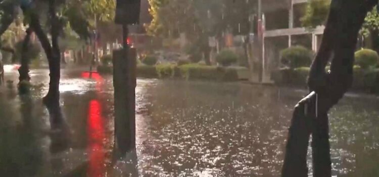 Lluvia intensa en Cochabamba inunda calles y afecta la transitabilidad urbana