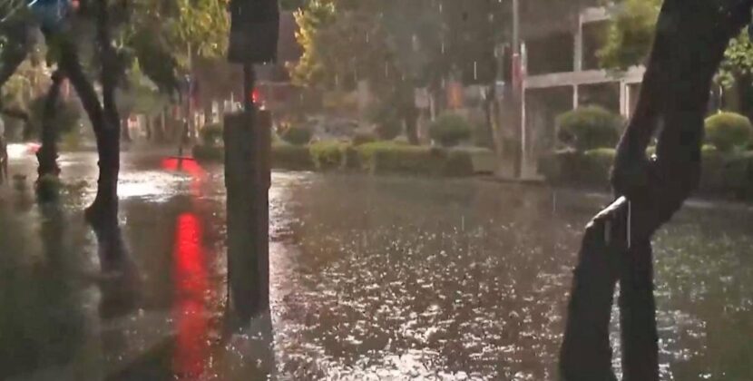 Lluvia intensa en Cochabamba inunda calles y afecta la transitabilidad urbana