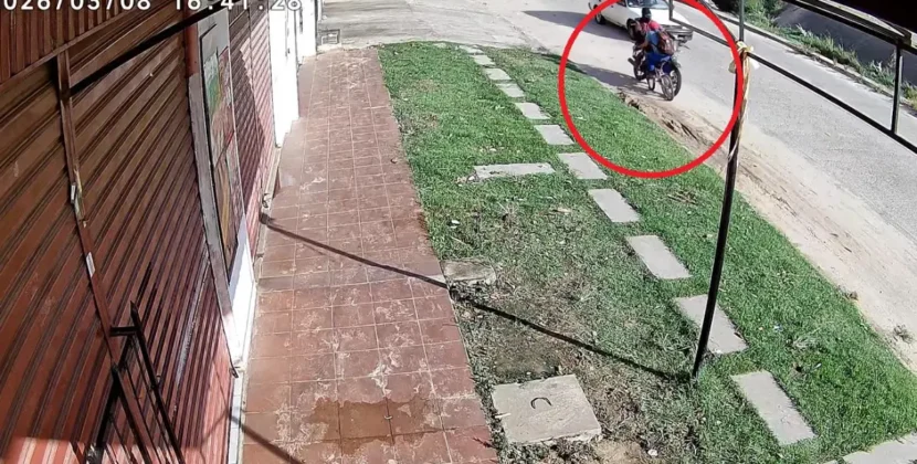 Cámara revela choque entre motociclista y ciclista en La Paz que deja herido grave