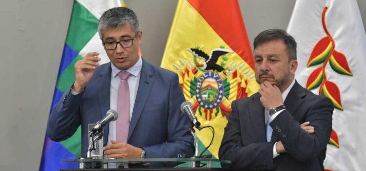 Gobierno descarta subir precio de carburantes tras alza del petróleo en Bolivia