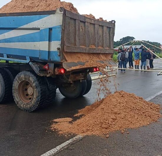 Agricultores mantienen bloqueo en Yapacaní y advierten tomar pozos petroleros si no hay acuerdo