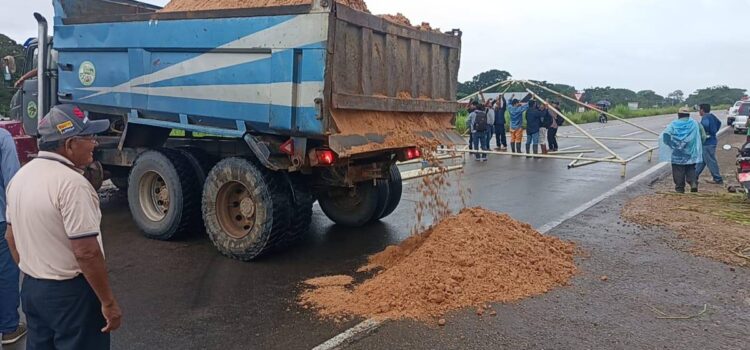 Agricultores mantienen bloqueo en Yapacaní y advierten tomar pozos petroleros si no hay acuerdo