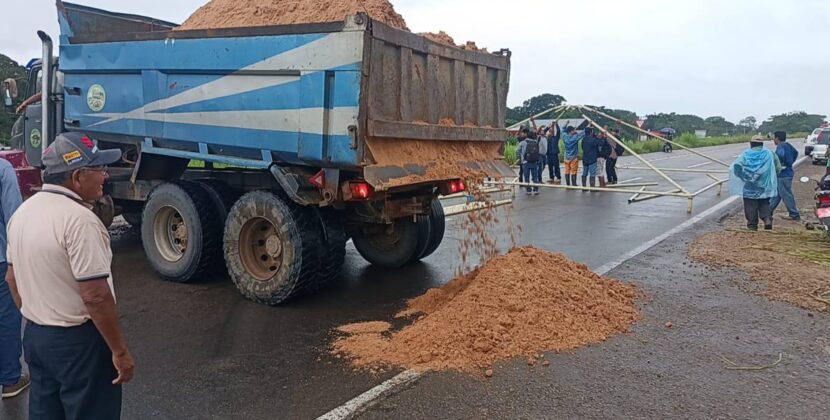 Agricultores mantienen bloqueo en Yapacaní y advierten tomar pozos petroleros si no hay acuerdo