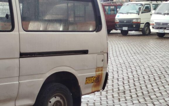 Mecánico en La Paz advierte sobre daños en pintura de vehículos por gasolina derramada