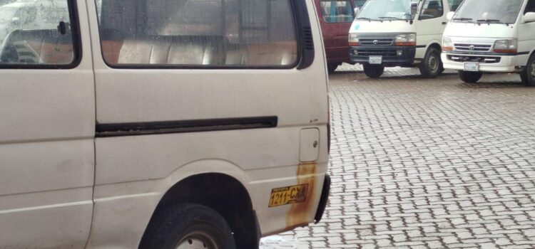 Mecánico en La Paz advierte sobre daños en pintura de vehículos por gasolina derramada