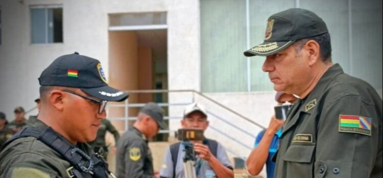 Policía en Pando rechaza soborno y recibe Emblema de Oro en acto oficial