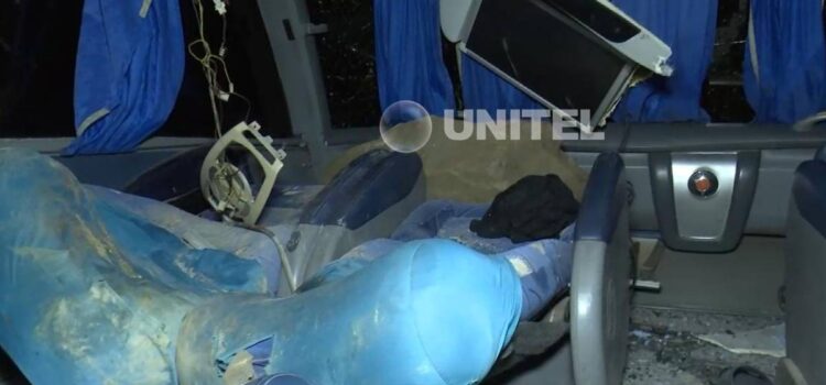 Chofer del bus en deslizamiento en La Paz relata caída de piedra grande que dejó dos muertos