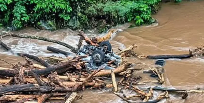 Mazamorra en Tarija arrastra vehículo y confirma un muerto en río