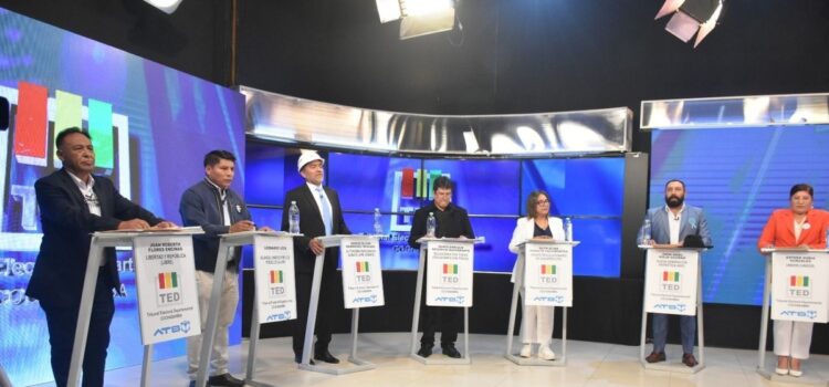 Candidatos en Cochabamba debaten salud educación y acceso al agua