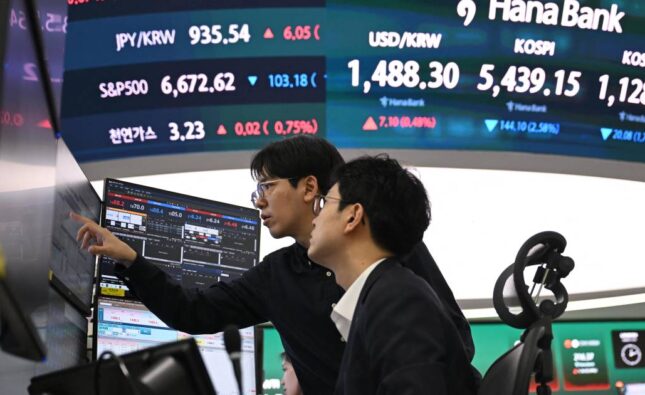 Mercados globales registran caídas mientras petróleo se estabiliza en 100 dólares