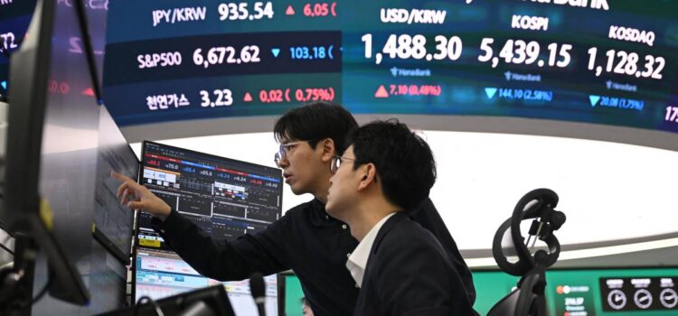 Mercados globales registran caídas mientras petróleo se estabiliza en 100 dólares
